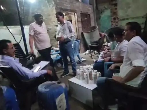 मुजफ्फरनगर में डेयरी पर खाद्य विभाग का छापा, सैकड़ों लीटर दूध कराया नष्ट