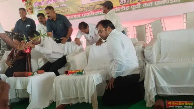 गिरिडीह में वन महोत्सव के दौरान टूटा मंच, मंत्री समेत कई अतिथि गिरे