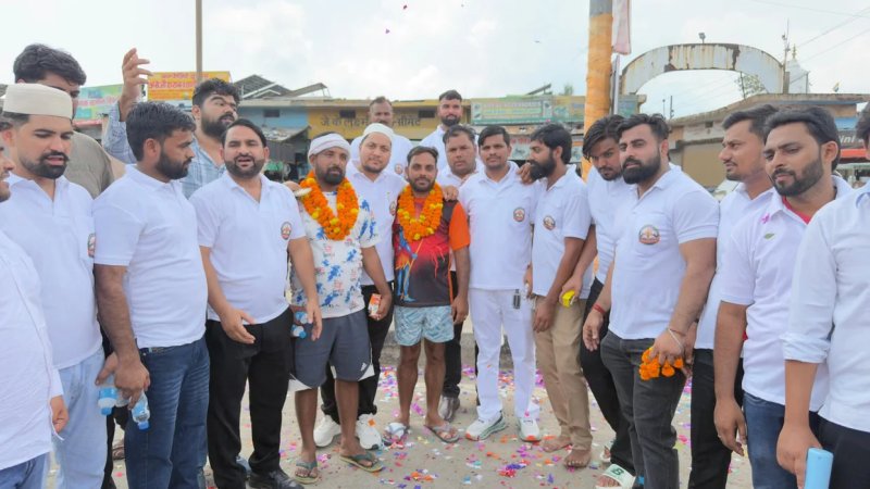 कांवड़ यात्रा में दिखी हिंदू-मुस्लिम एकता, मनोज और असलम ने साथ लाई कांवड़