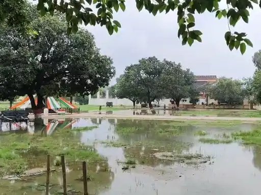 मुजफ्फरनगर: नुमाइश ग्राउंड में पानी भरने से नहीं लगीं दुकानें, सड़क किनारे से भी पुलिस ने हटाया