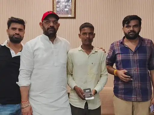 मुजफ्फरनगर: बारिश में 45 हजार का मोबाइल गंवा बैठा डिलीवरी बॉय, सपा विधायक पंकज मलिक ने गिफ्ट किया नया फोन