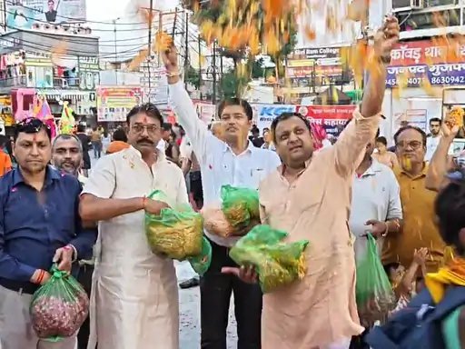मुजफ्फरनगर: शिव चौक पर उमड़ा आस्था का सैलाब, भाजपा-कांग्रेस नेताओं ने कांवड़ियों पर की पुष्पवर्षा