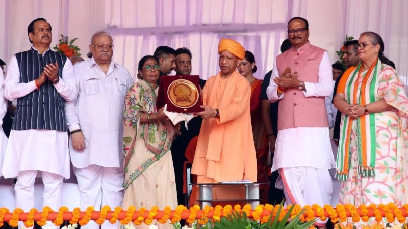 CM योगी ने शहीदों के परिजनों को किया सम्मानित, वीर जवानों के बलिदान को किया नमन