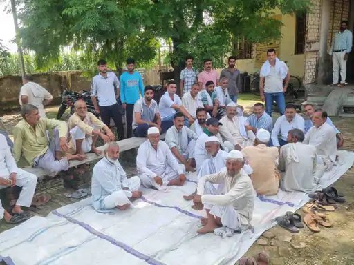मुजफ्फरनगर में बिजली कटौती से भड़के ग्रामीण, बिजलीघर का किया घेराव; 3 किलोवाट लोड बढ़ाने का विरोध