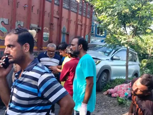 जानसठ: कोटद्वार से गाजियाबाद जा रही कार की ट्रक से टक्कर, महिला घायल