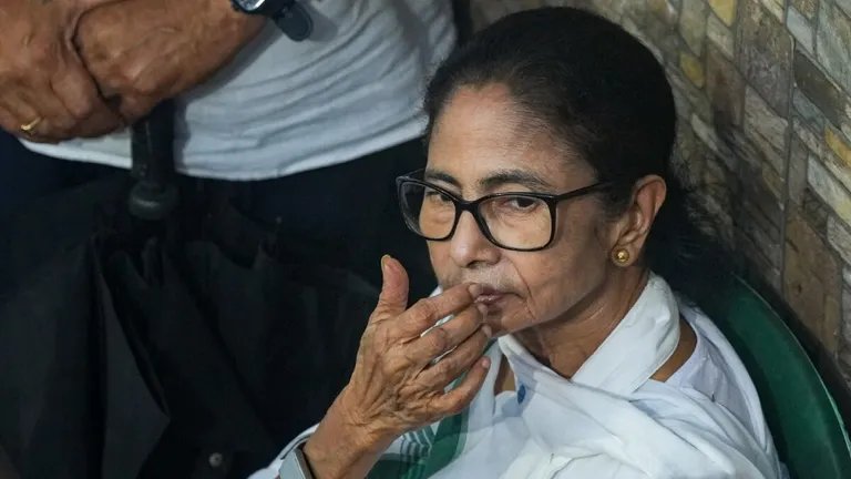 ममता बनर्जी के काफिले पर हमला! बोलीं- बड़ा पत्थर लगता तो फट जाता माथा