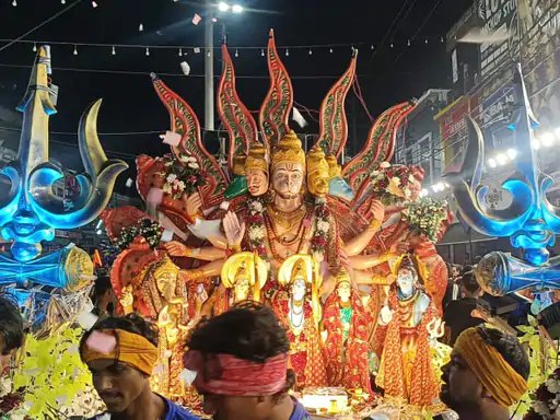 मुजफ्फरनगर के शिव चौक पर पहुंची ढाई लाख की 'राम दरबार' कांवड़, देखने उमड़ी श्रद्धालुओं की भीड़