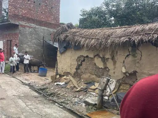 मुजफ्फरनगर: भोपा में बारिश से कच्चा मकान ढहा, गरीब परिवार के सामने रहने का संकट
