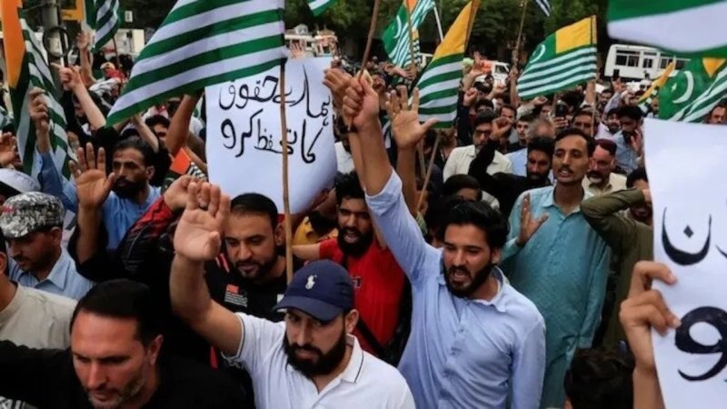 POK में पाकिस्तान की सैन्य हलचल तेज, LoC के पास बढ़ाई गतिविधियां; भारतीय सेना सतर्क