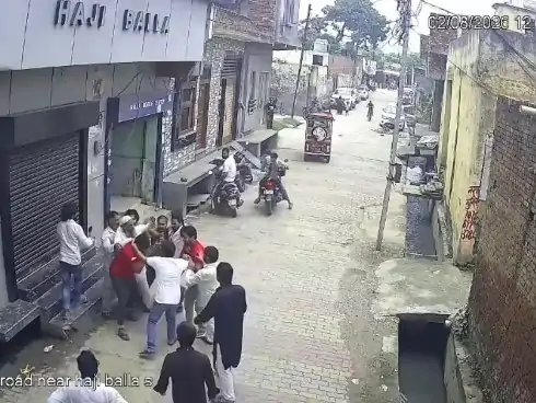 मुजफ्फरनगर में युवक से दिनदहाड़े मारपीट, सीसीटीवी फुटेज वायरल