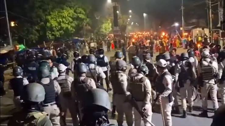 मणिपुर: NRC अपडेट की मांग को लेकर निकला मशाल जुलूस हुआ हिंसक, पुलिस ने छोड़े आंसू गैस के गोले