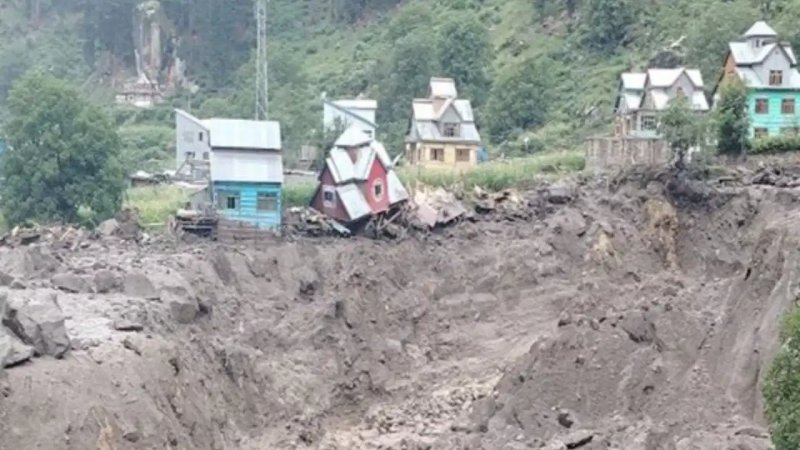 किश्तवाड़ में बादल फटने से मचा हड़कंप, हाईवे बंद और स्कूलों पर लगा ताला