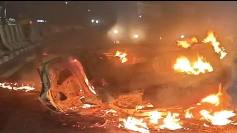 आगरा में ओवरटेक के दौरान पलटी कार, आग लगने से पहले SI ने तीन युवकों को बचाया