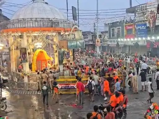 मुजफ्फरनगर में शिवरात्रि पर उमड़ा आस्था का सैलाब, शिव चौक पर जलाभिषेक के लिए लगी लंबी कतारें