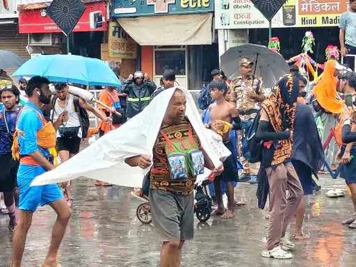 मुजफ्फरनगर में बारिश के बीच भी नहीं थमे शिवभक्तों के कदम, 'बोल बम' के जयघोष से गूंजा कांवड़ मार्ग