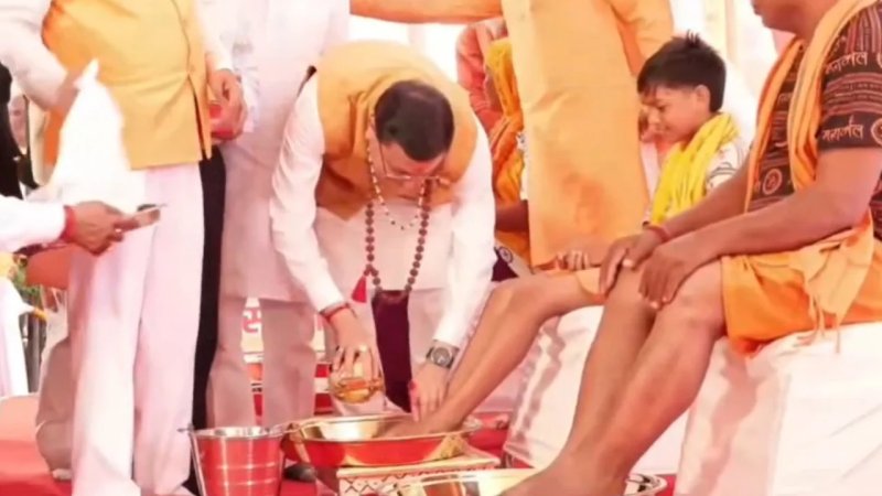 हरिद्वार में कांवड़ियों पर हेलिकॉप्टर से पुष्पवर्षा, सीएम धामी ने धोए शिवभक्तों के पैर