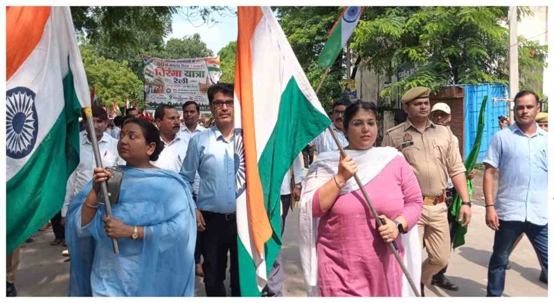 देवरिया में तिरंगा यात्रा के दौरान बिगड़ी छात्राओं की तबीयत, 25-30 अस्पताल में भर्ती