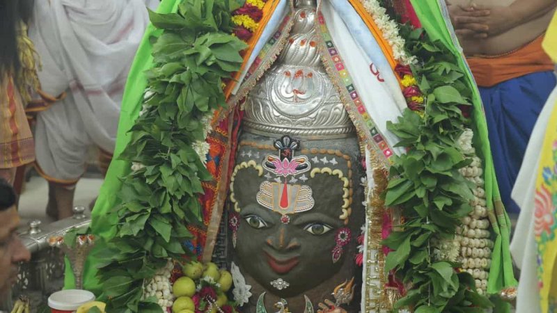 दूल्हे के रूप में सजे बाबा महाकाल, सावन के दूसरे सोमवार दिखा दिव्य रूप
