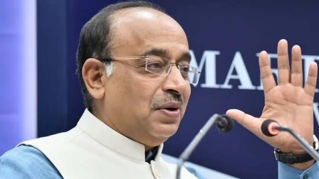 दिल्ली में अपनी ही सरकार पर बरसे विजय गोयल, बोले- जनप्रतिनिधि गिड़गिड़ाते हैं, अफसर काम नहीं करते