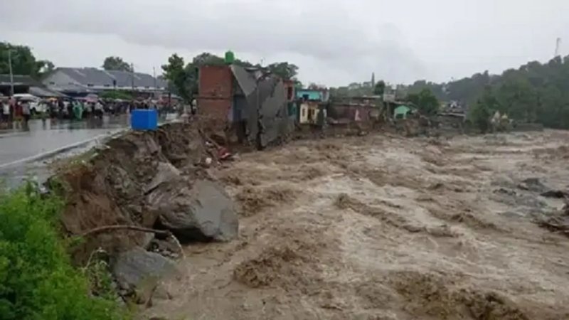 हिमाचल में भारी बारिश से हालात बिगड़े, 114 सड़कें बंद; कई जिलों में ऑरेंज अलर्ट