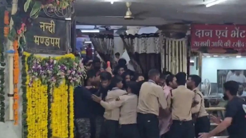 उज्जैन महाकाल मंदिर में कांवड़ियों का हंगामा, सुरक्षाकर्मियों से मारपीट; एक के सिर में गंभीर चोट