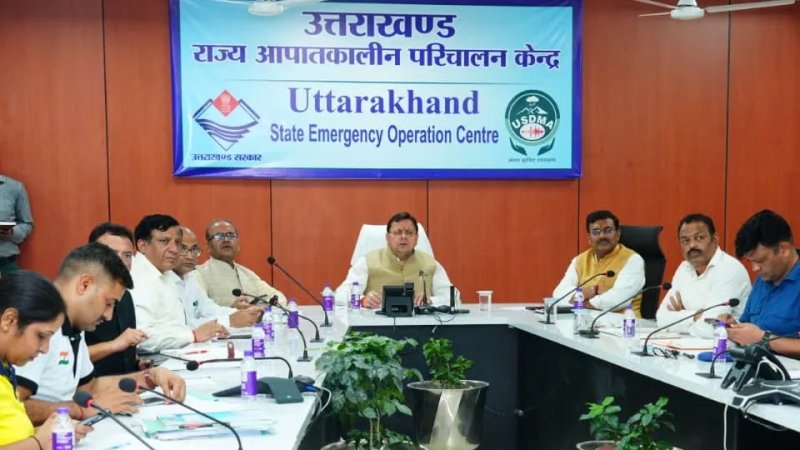 चमोली हादसा: सीएम धामी ने संभाला मोर्चा; देर रात आपदा परिचालन केंद्र पहुंचे