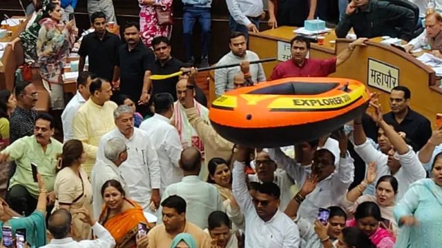 दिल्ली में जलभराव पर AAP का अनोखा प्रदर्शन, नगर निगम सदन में नाव लेकर पहुंचे पार्षद