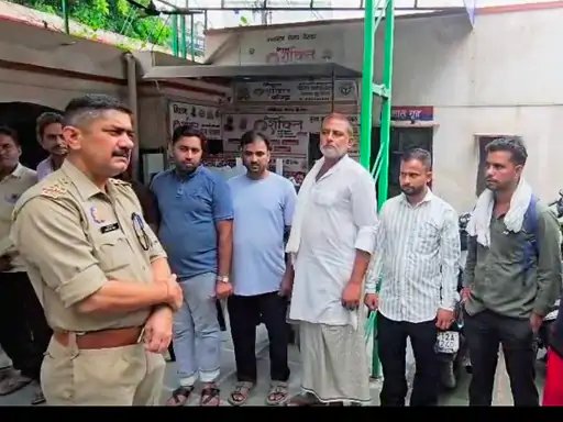 चरथावल में पुलिस ने हिस्ट्रीशीटरों का किया सत्यापन, अपराध से दूर रहने की दी हिदायत