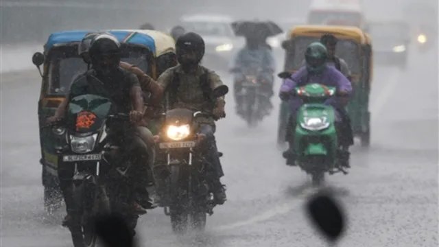 दिल्ली-NCR में तेज बारिश, नोएडा-गाजियाबाद में दिन में छाया अंधेरा