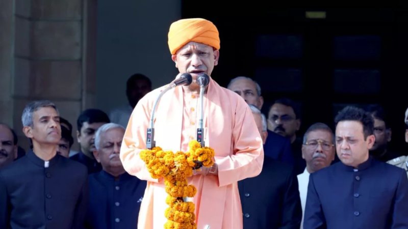 80वें स्वतंत्रता दिवस पर देशभक्ति के रंग में रंगा यूपी, सीएम योगी ने विधानभवन में फहराया तिरंगा