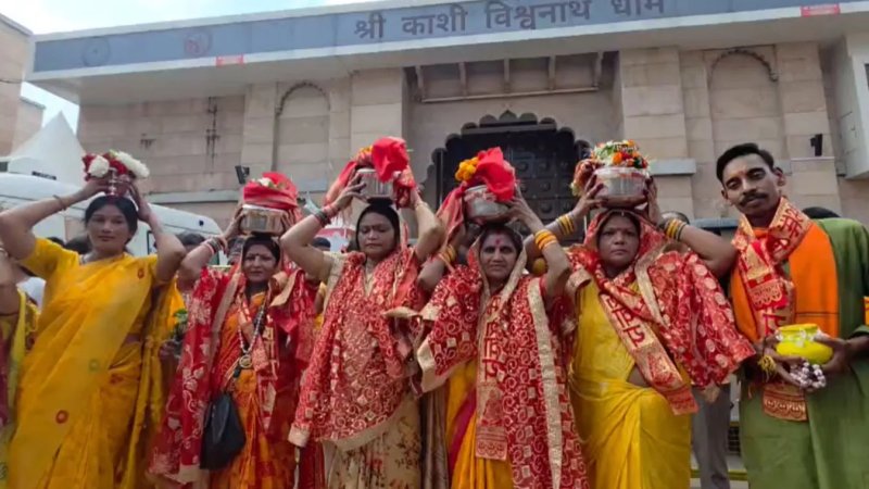 काशी में महिलाओं ने निकाली कलश यात्रा, बाबा विश्वनाथ के दरबार में की पूजा-अर्चना