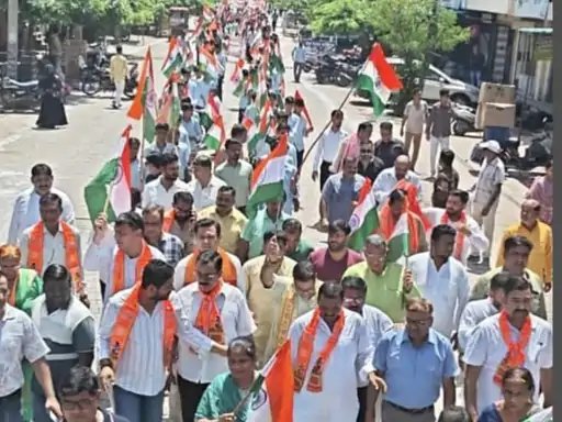 खतौली में भाजपा ने निकाली तिरंगा यात्रा, हाथों में तिरंगा लेकर कार्यकर्ताओं ने लगाए देशभक्ति के नारे