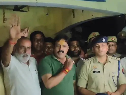 मुजफ्फरनगर में सील अल्फा क्लीनिक से सामान हटाने के आरोप पर हंगामा, पुलिस चौकी पहुंची भीड़