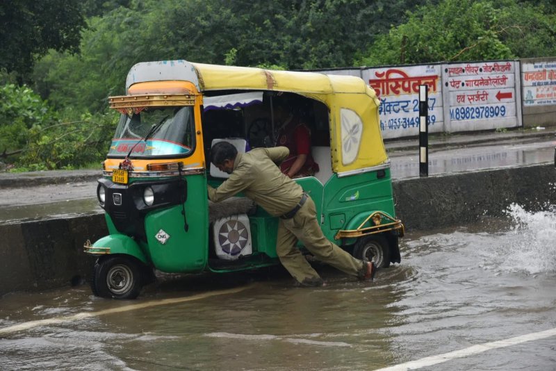 भोपाल में 7 इंच बारिश, कई इलाकों में जलभराव; 25 गांवों का संपर्क टूटा