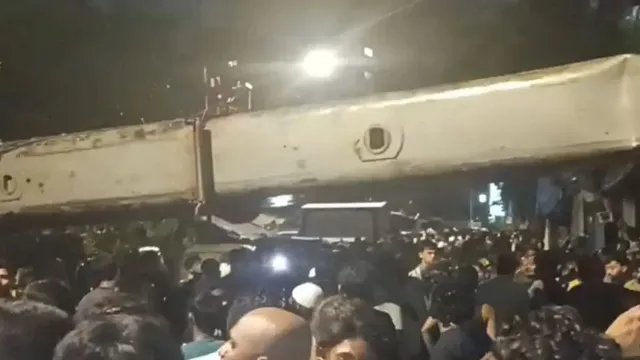 मुंबई के कुर्ला में बड़ा हादसा, घर पर गिरी क्रेन; 8 लोग घायल