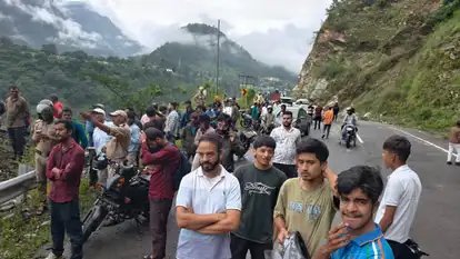 बदरीनाथ हाईवे पर भारी भूस्खलन, चमोली के पास सड़क बंद; यात्री और बीएड अभ्यर्थी परेशान