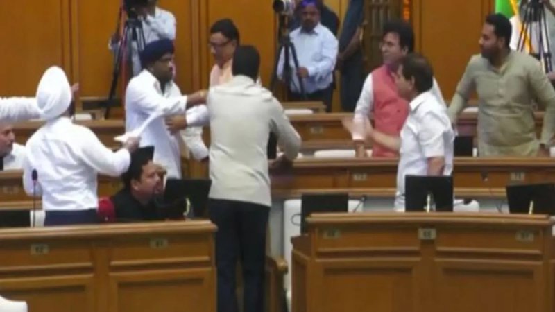 दिल्ली विधानसभा के मानसून सत्र के पहले दिन हंगामा, AAP-BJP विधायक आपस में भिड़े
