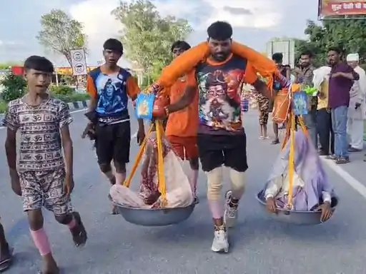 मुजफ्फरनगर: कांवड़ यात्रा में दिखी अनोखी भक्ति, मां-चाची को कांवड़ में बैठाकर लाए यशवीर
