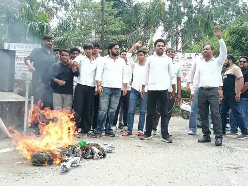 मुजफ्फरनगर में अखिलेश यादव के बयान पर बवाल, रालोद छात्र सभा ने फूंका पुतला