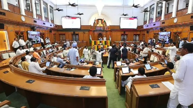 दिल्ली विधानसभा में टी-शर्ट पर हंगामा, छह विधायक मार्शल आउट; साइकिल खरीद पर भी घमासान
