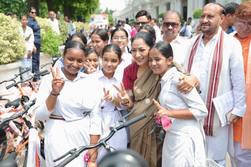 CM रेखा गुप्ता ने छात्राओं को बांटी साइकिलें, बोलीं- दूरी नहीं बनेगी बेटियों की पढ़ाई में बाधा