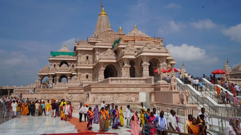 राम मंदिर में पेन-कंघी तक ले जाना मना, फिर गर्भगृह से पुजारियों की रील कैसे हो रही वायरल?