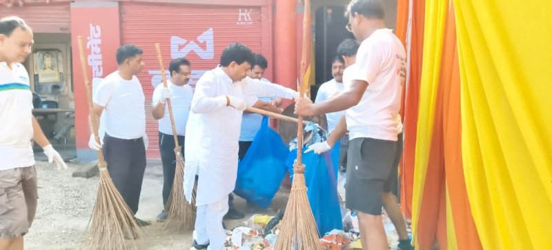 कांवड़ यात्रा के बीच शिव चौक पर सफाई करने उतरे मंत्री कपिल देव अग्रवाल, दिया स्वच्छता का संदेश