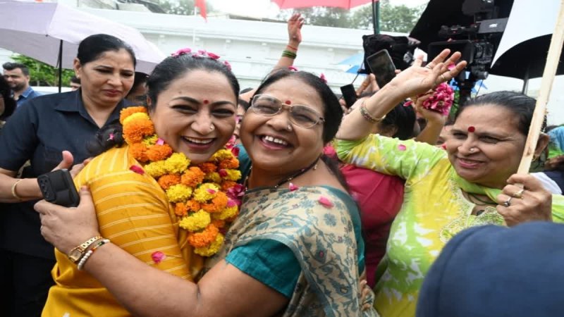 दिल्ली लक्ष्मी योजना के लिए 4.57 लाख रजिस्ट्रेशन, महिलाओं ने CM रेखा गुप्ता का किया जोरदार स्वागत