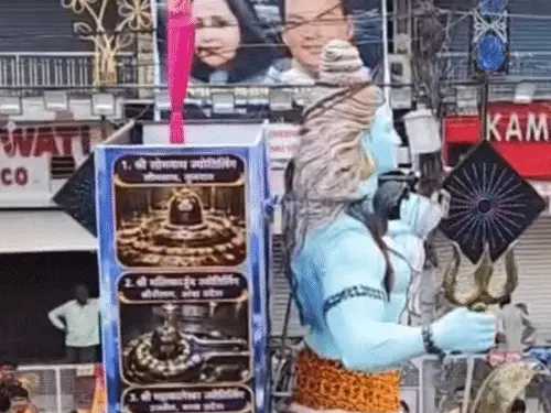 मुजफ्फरनगर में दिखी हाईटेक हाइड्रोलिक कांवड़, डमरू बजाते भोलेनाथ की प्रतिमा बनी आकर्षण