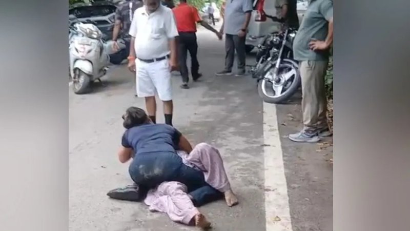 मेरठ में पति की बाइक पर युवती को देख भड़की पत्नी, सड़क पर दोनों में जमकर मारपीट; वीडियो वायरल