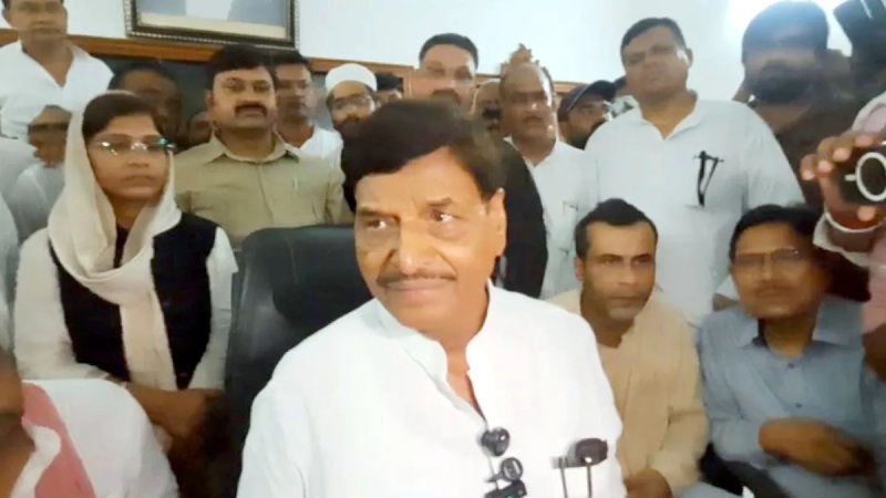 आजम खां से जेल में मिले शिवपाल यादव, बोले- सपा सरकार बनी तो अफसरों को मिलेगी सजा