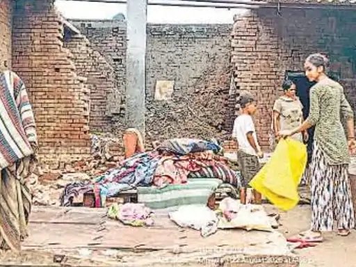जानसठ में बारिश से ढहा कच्चा मकान, परिवार के समय रहते बाहर निकलने से टला हादसा