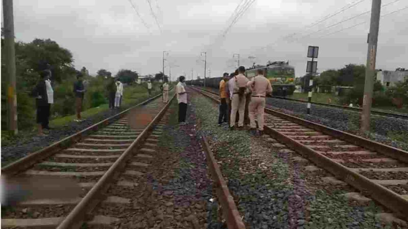 दमोह में दर्दनाक घटना: बेटे की मौत के बाद माता-पिता ने भी ट्रेन के आगे कूदकर दी जान