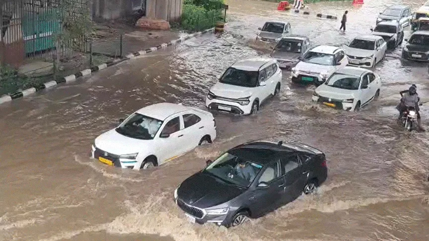 दिल्ली-NCR में बारिश का कहर, सड़कें बनीं 'स्विमिंग पूल'; जलभराव से थमी रफ्तार
